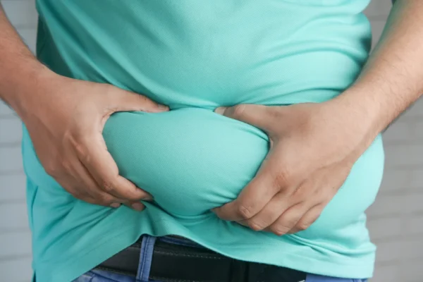 صورة شخص يعاني من زيادة في الوزن لمقالة الفرق بين تدبيس المعدة وتكميم المعدة