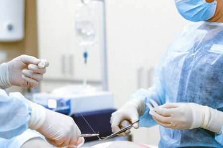 أطباء مع ادوات جراحية لمقالة " هل عملية الساسي خطيرة "