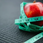 صورة لفاكهة ومتر قياس لمقالة "مميزات وعيوب تكميم المعدة"