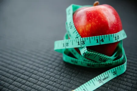 صورة لفاكهة ومتر قياس لمقالة "مميزات وعيوب تكميم المعدة"