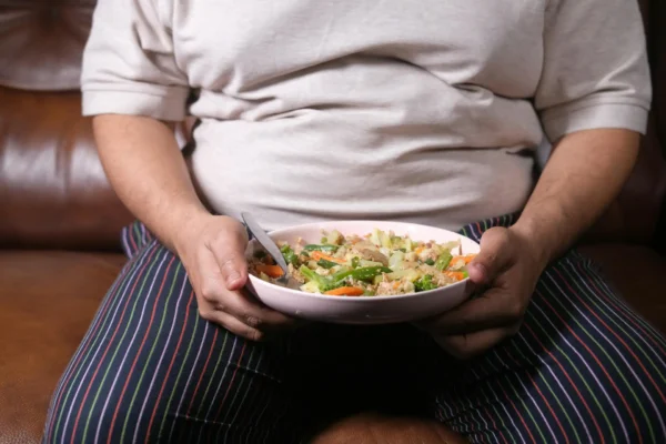 صورة رجل يمسك بطبق فيه طعام لمقالة عن الكبسولة الذكية