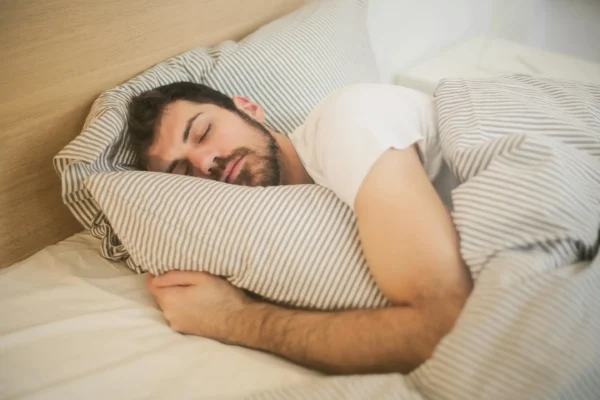 صورة شخص نائم لمقالة عن انقطاع النفس اثناء النوم
