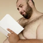 صورة رجل يعاني من زيادة في الوزن لمقالة عن سمنة الرجال