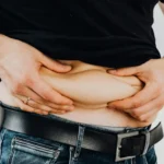 صورة رجل يعاني من زيادة في دهون البطن لمقالة عن نزول الكرش